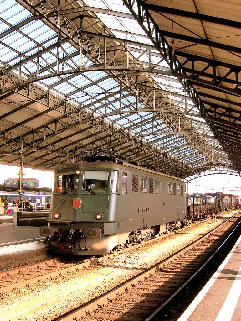 SBB Ae 6/6 in the stations hall of Lausanne.
01.02.2007