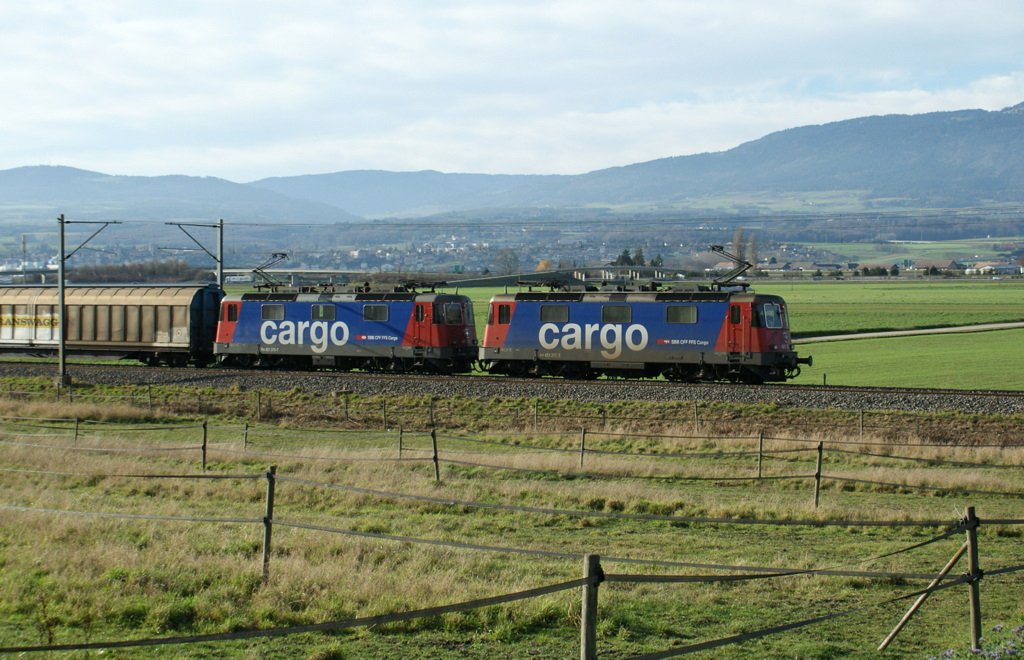 SBB Cargo Re 4/4 II by Essert-Pittet. 
25.11.2009  