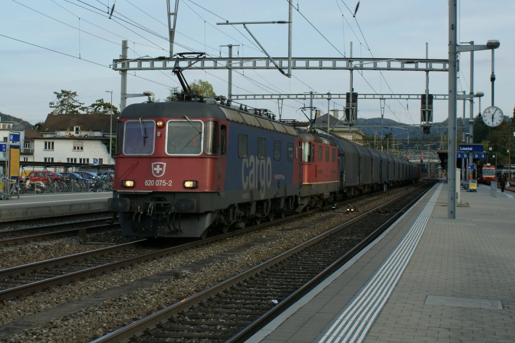 SBB Cargo Re 620 075-2 and a Re 420 with a Cargo train in Liestal
02.10.2009