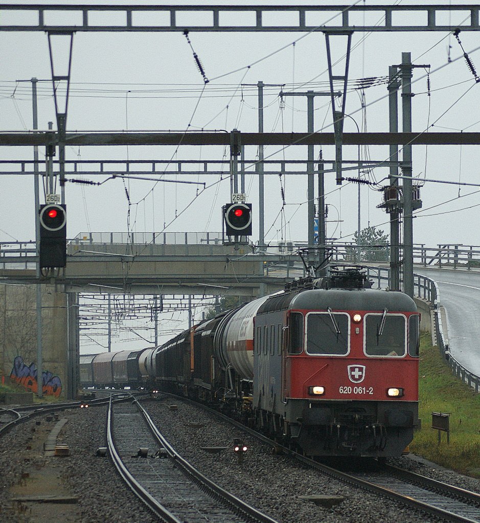 SBB Cargo Re 6/6 with a cargo train in Auvernier.
07.12.2009