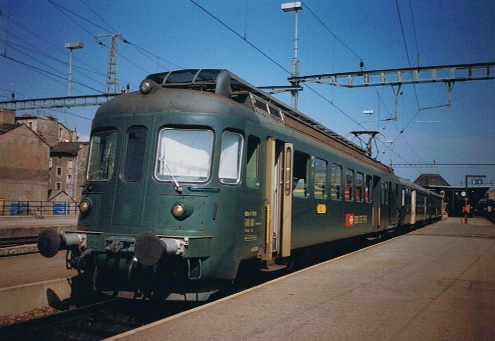 SBB (DC) BDe 4/4 with a local train to La Plaine in Geneva.
(oct 1983/scanned analog photo)