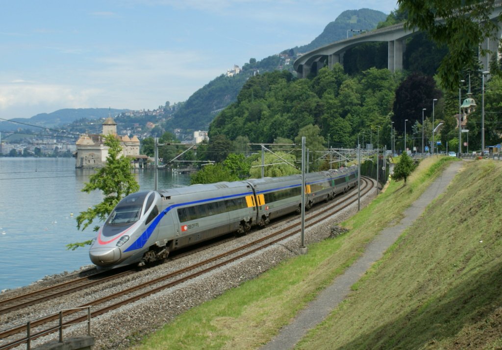 SBB ETR 610 by the Castle of Chillon.
08.06.2010