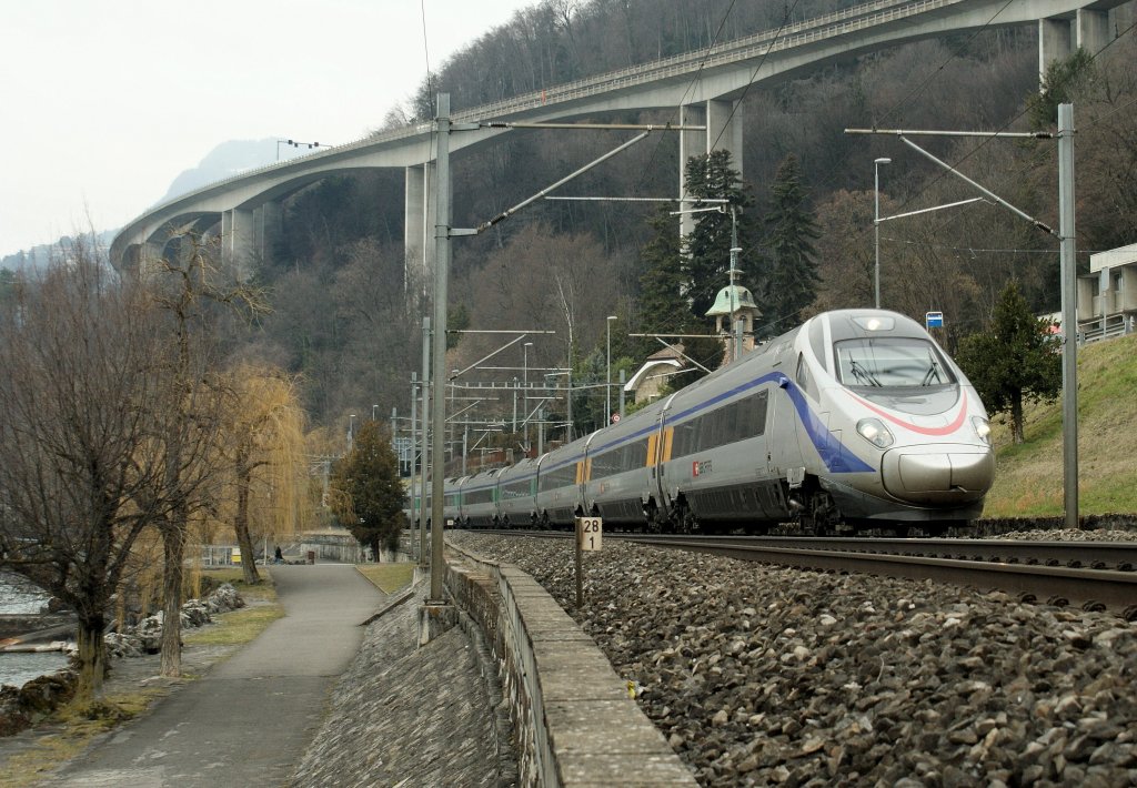 SBB ETR 610 (EC 39) by the Castle of Chillon.
03.03.2010