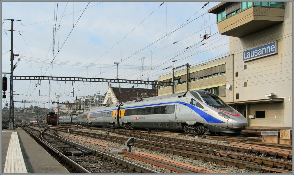 SBB ETR 610 on the way to Milano is arriving in the Lausanne Station. 
26.02.2011