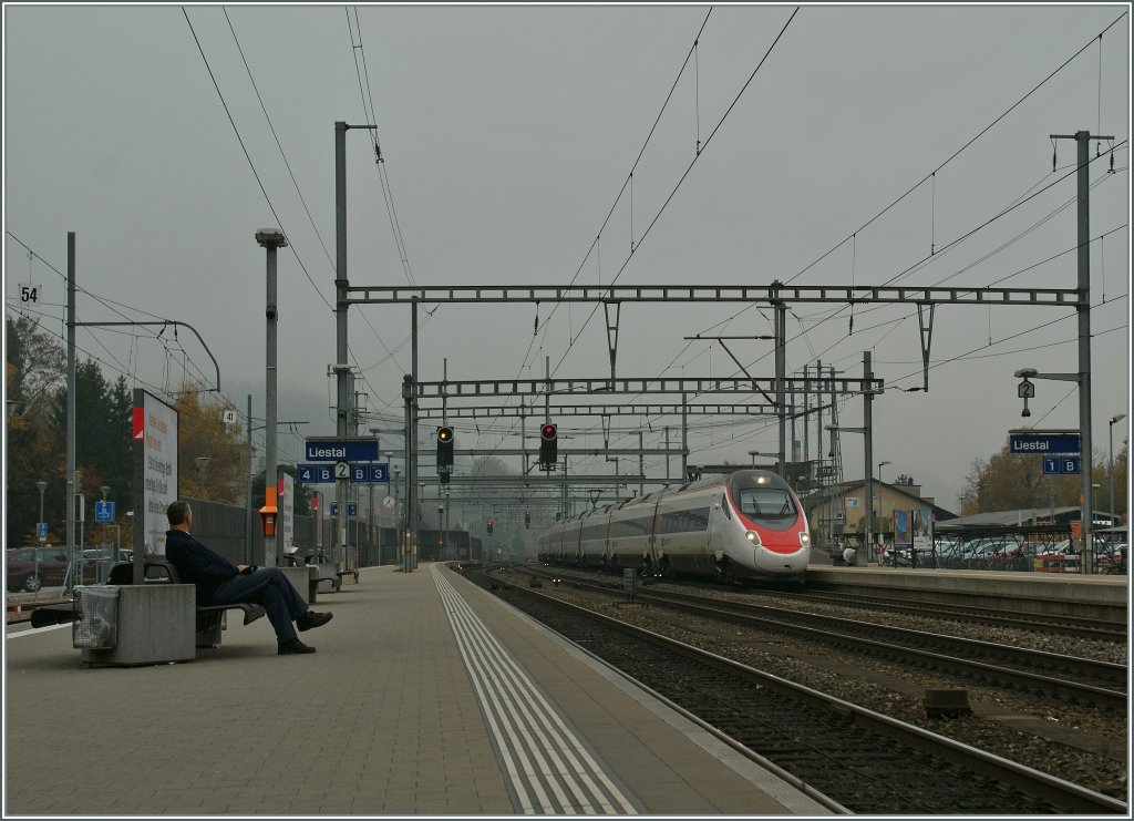 SBB ETR 610 to Milano is approaching Liestal.
06.11.2011