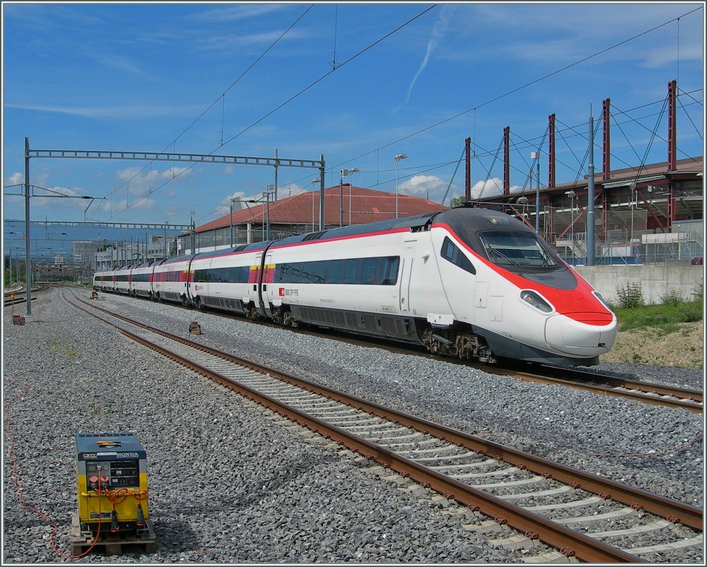 SBB ETR 610 to Milano pictured at Prilly-Malley.
30.07.2012