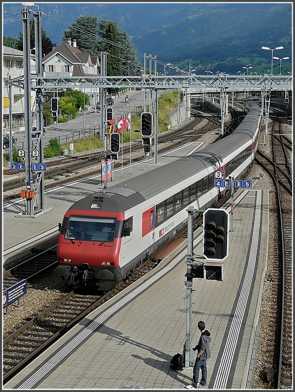 SBB IC from Brig is entering into the station of Spiez on July 29th, 2008.