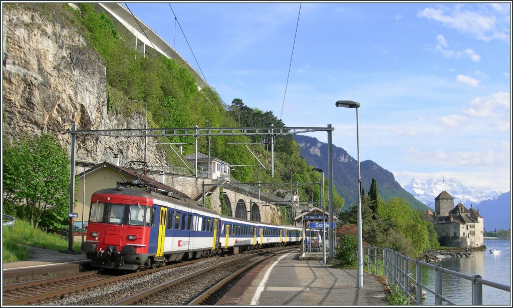 SBB RBe 4/4 with a RE to St-Maurice by the Castle of Chillon. 
02.05.2008