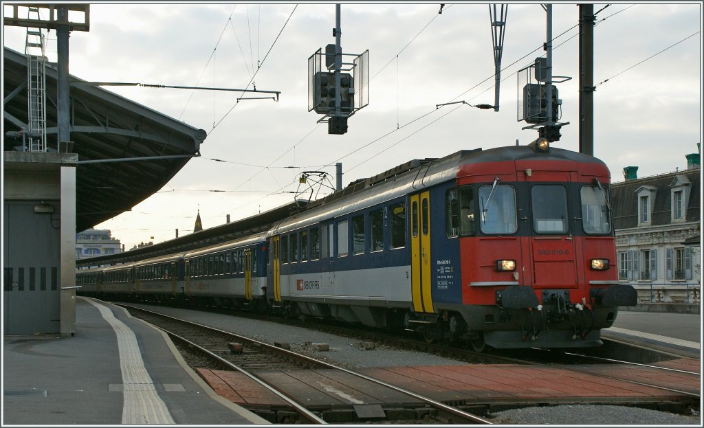 SBB RBe 4540 010-6 with the RE 2706 is arriving at Lausanne. 
10.03.2011