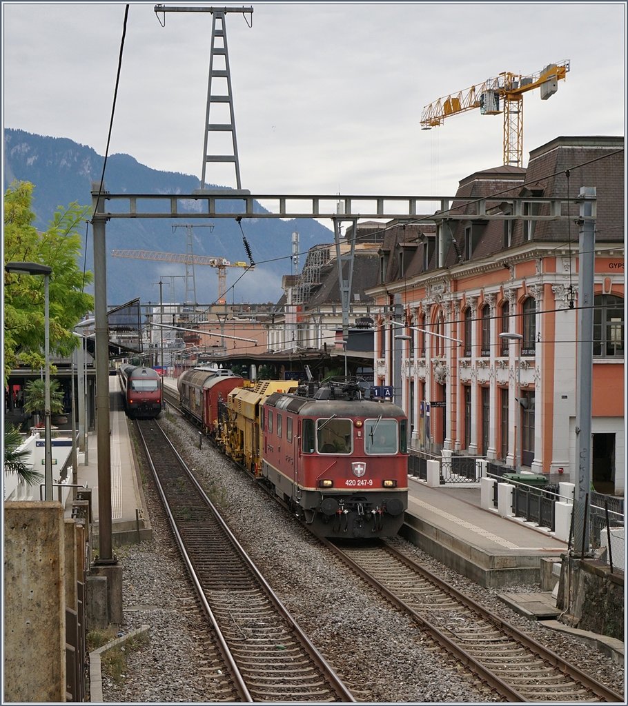 SBB Re 420 247-9 with a Cargo Train in Montreux.
04.09.2017