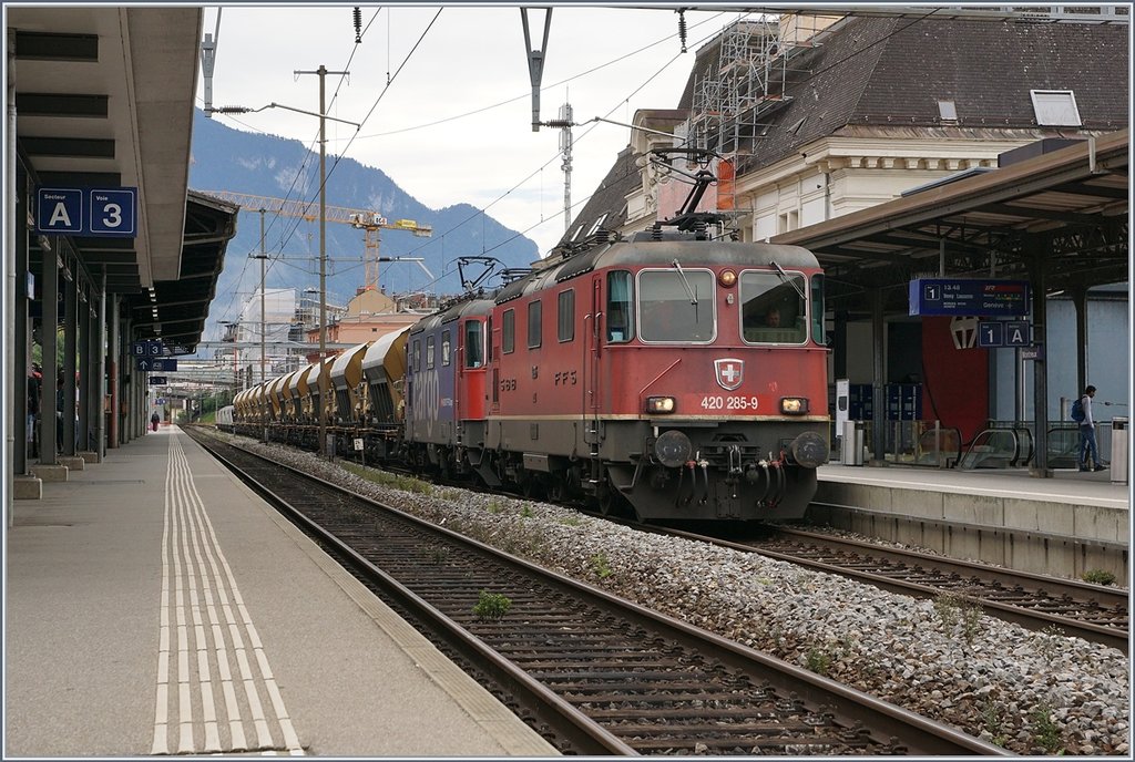 SBB Re 420 285-9 an other one with a Cargo Train in Montreux.
04.09.2017