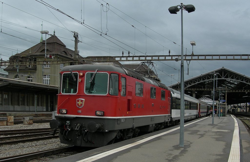 SBB Re 4/4 II 11115 with a special Service on the way to Lourdes by the stop in Lausanne.
12.05.2013