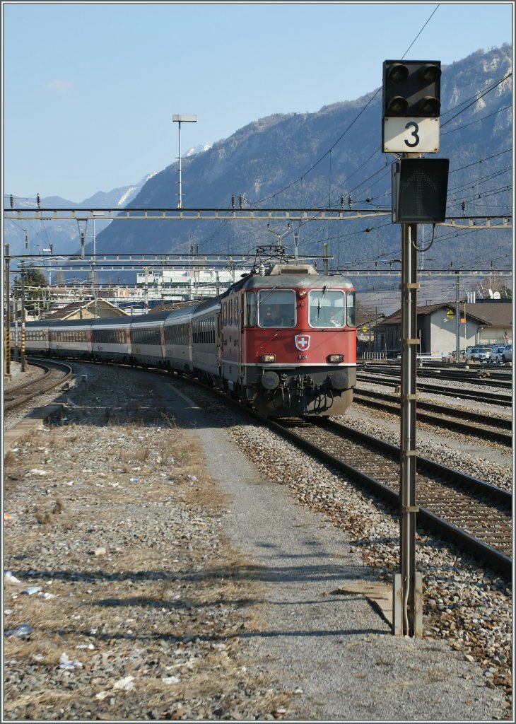 SBB Re 4/4 II 11124 with an IR to Geneva is arriving at Sion.
14.02.2011