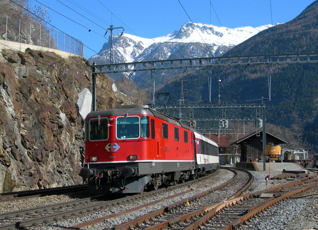 SBB Re 4/4 II 11133 with a IC by Lalden on the BLS South Ramp lines.
16.03.2007