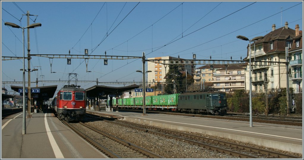 SBB Re 4/4 II 11135 with an RE to Lausanne and the SBB Ae 6/6 11513 in Renens (VD)
02.03.2012
