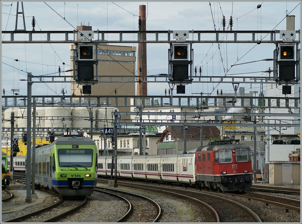 SBB Re 4/4 II 11144 with the Euro-Night EN 273 Pau Casals from Barcelona to Zrich is arriving at Fribourg. 
08.05.2009