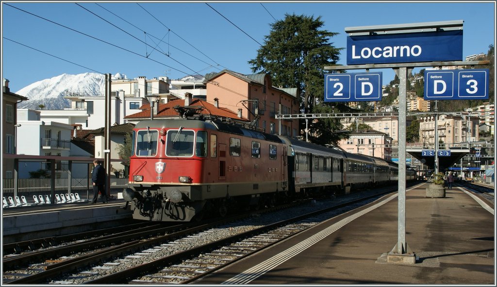 SBB Re 4/4 II 11193 with the Gotthard IR 2174 to Basel in Locarno.
19.03.2013