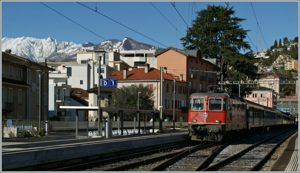 SBB Re 4/4 II 11193 wiht an IR to Basel in Locarno.
19.03.2013