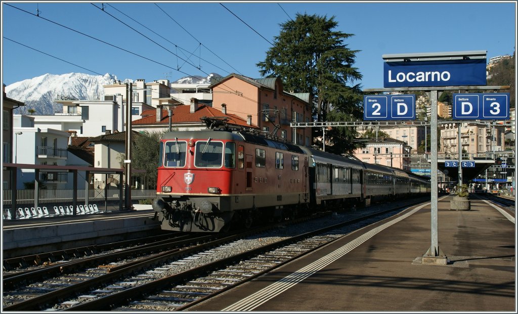 SBB Re 4/4 II 11193 with  Gotthard -IR to Basel in Locrano.
19. 03.2013