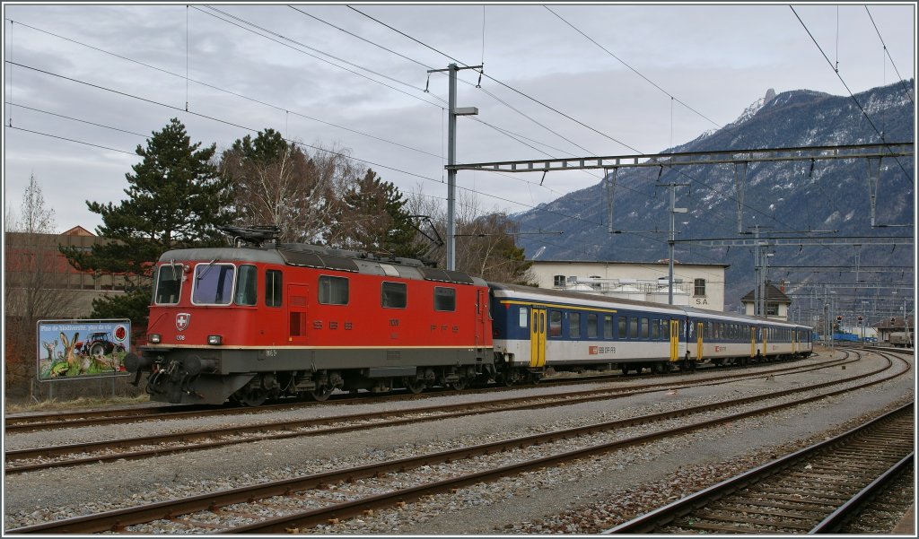 SBB Re 4/4 II 11208 in Martingy.
27.01.2013