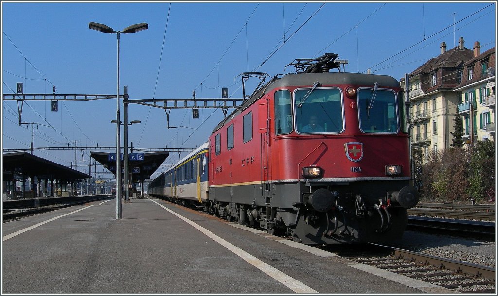 SBB Re 4/4 II 11214 with a RE from Geneva to Lauanne by the stop in Renens VD.
22.02.2012