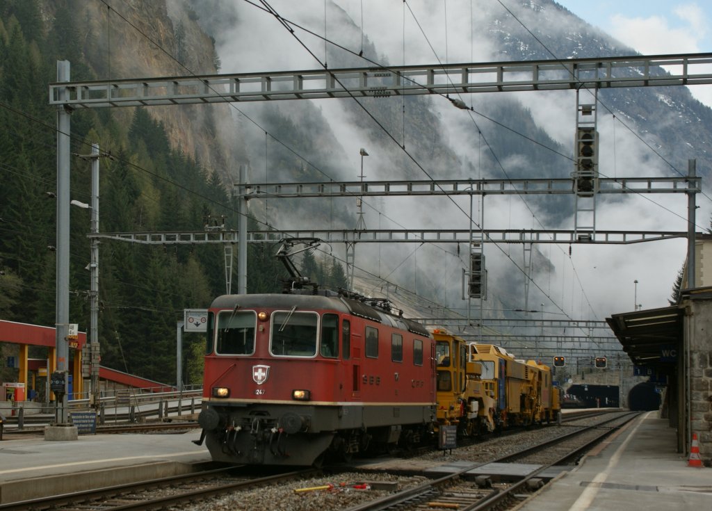 SBB Re 4/4 II 11247 in Goppenstein.
04.05.2013