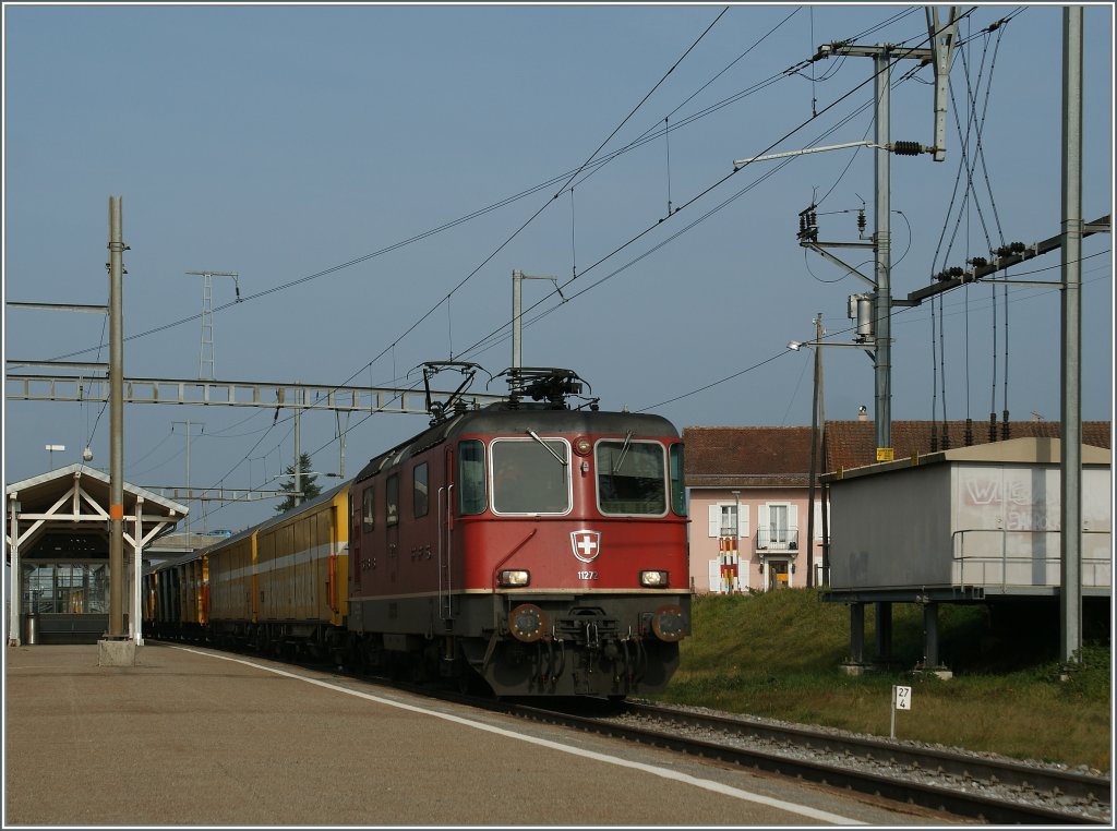 SBB Re 4/4 II 11272 with a Mail-Train in Chavornay.
31.10.2011 