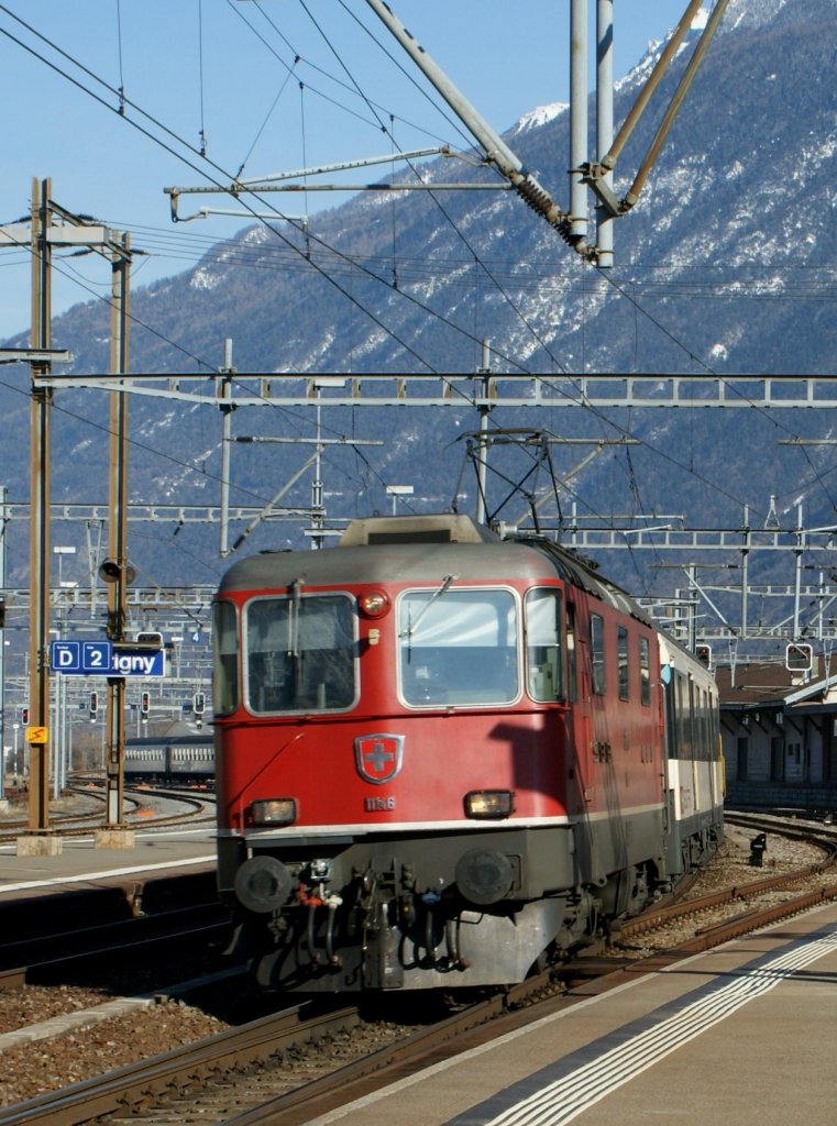 SBB Re 4/4 II is arriving with his IR in the Martigny Station. 
25.02.2009