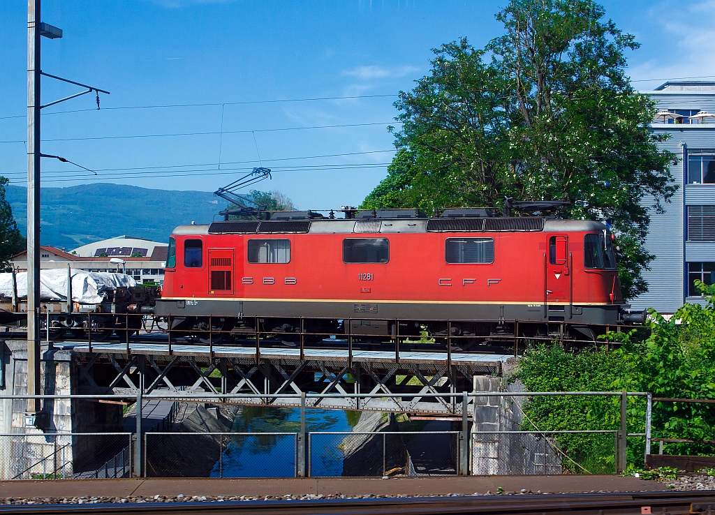 SBB Re 4/4 II (Re 420) 11 281 runs on 25.05.2012 at Neuchtel, taken from a moving ICN.