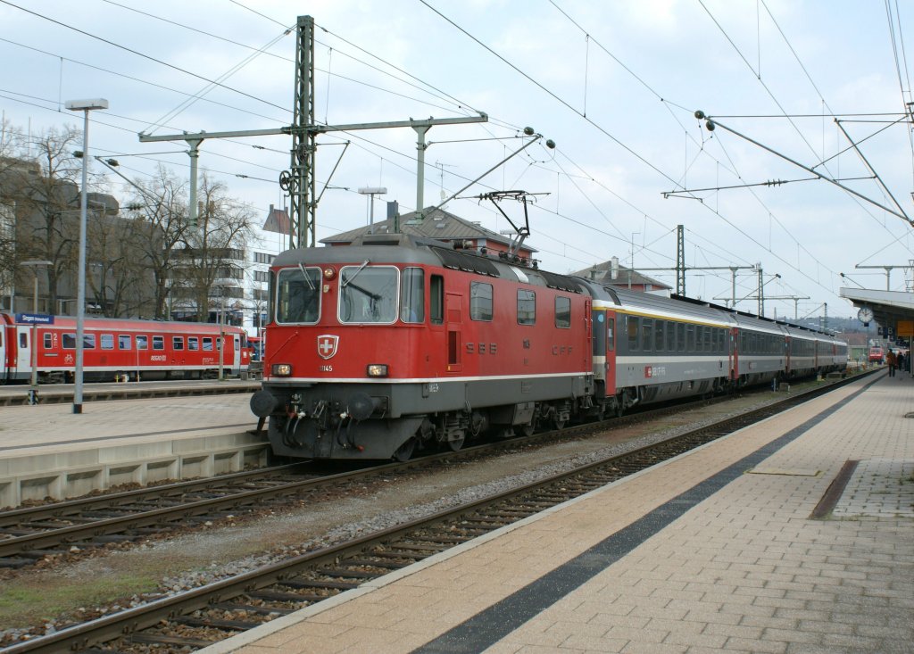 SBB Re 4/4 II in Singen with the IC Stuttgart - Zrich. 
08.04.2010  