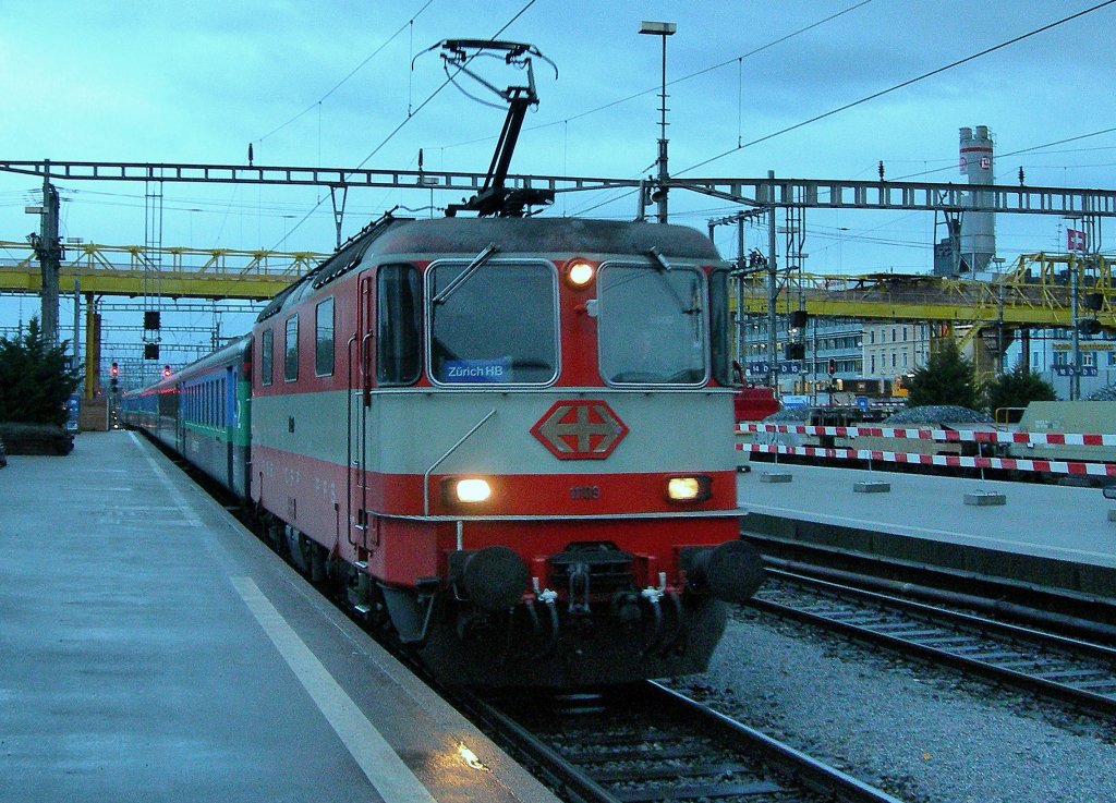 SBB Re 4/4 II in  Swiss-Express  colours in Zrich HB. 
18.01.2008