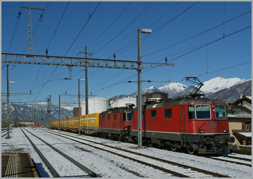 SBB Re 4/4 II with a Mail-Train in Cadenazzo. 
19.03.2013.