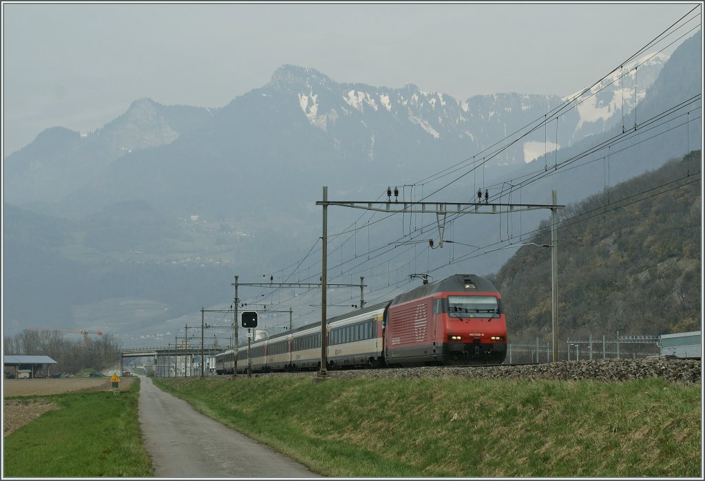 SBB Re 460 028-8 near St-Triphon.
02.04.2013