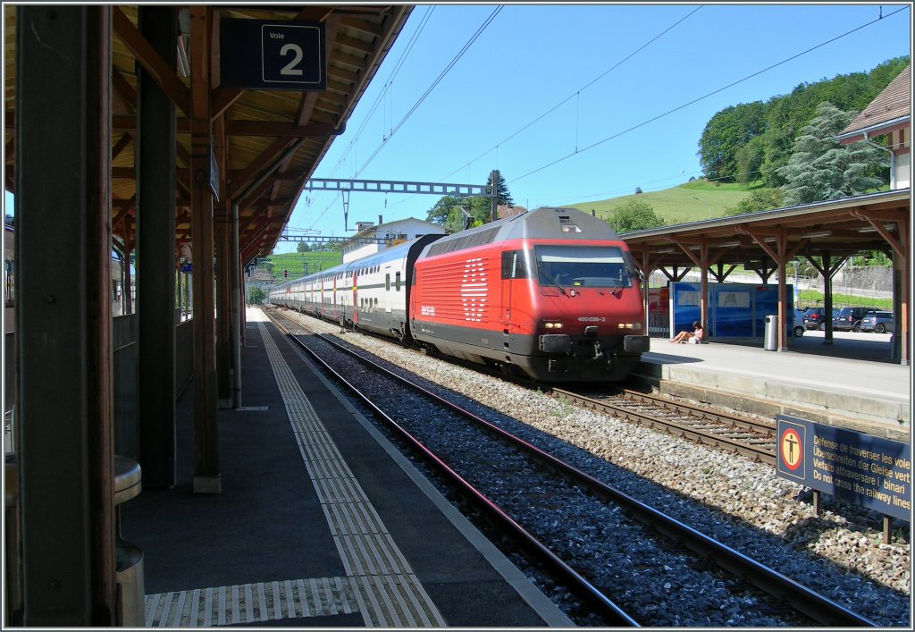 SBB Re 460 038-3 with an IC to St Gallen runs without stop trough the in Puidoux-Chexbres Station.
17.07.2012