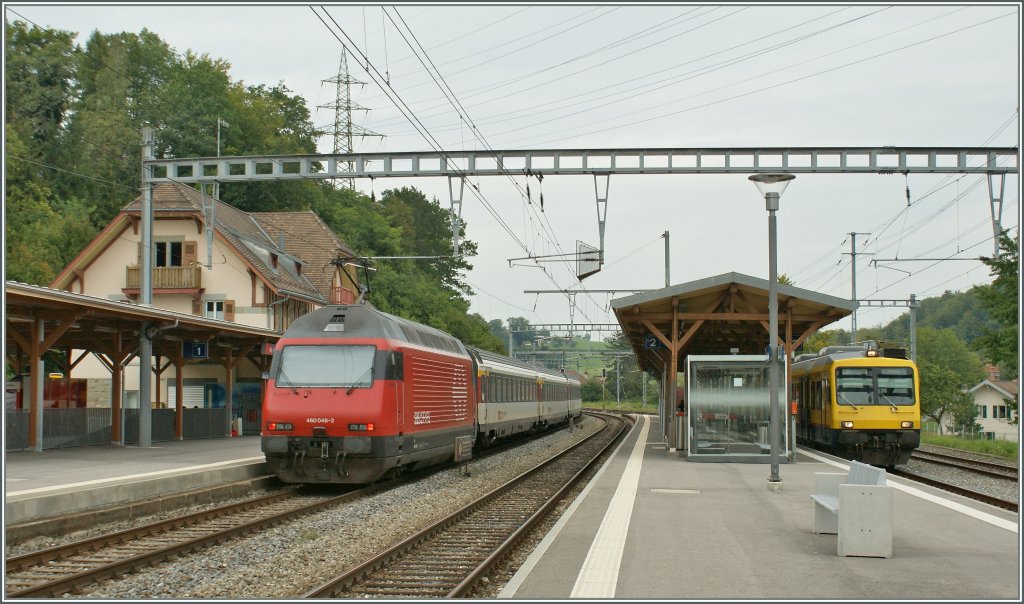 SBB Re 460 048-2 with IC 735 and the  Train des Vignes  in Puidoux-Chexbres.
06.09.2010 