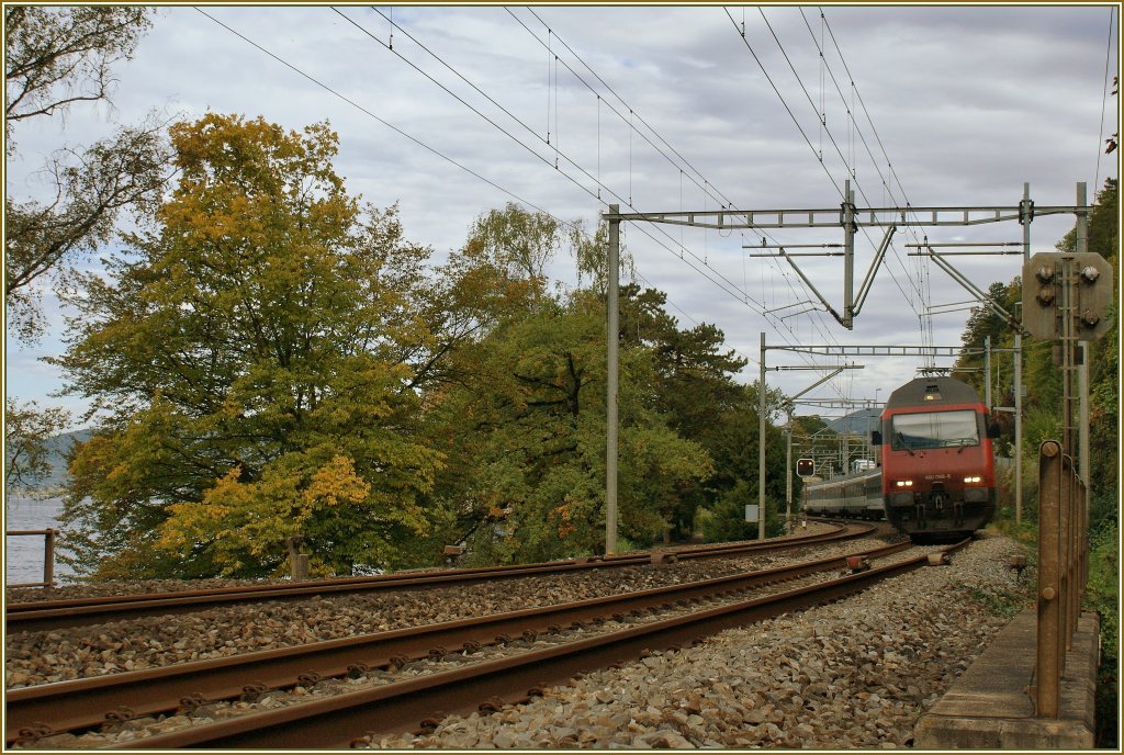 SBB Re 460 069-8 with the IR 1421 by the Castle of Chillon. 
04.10.2010