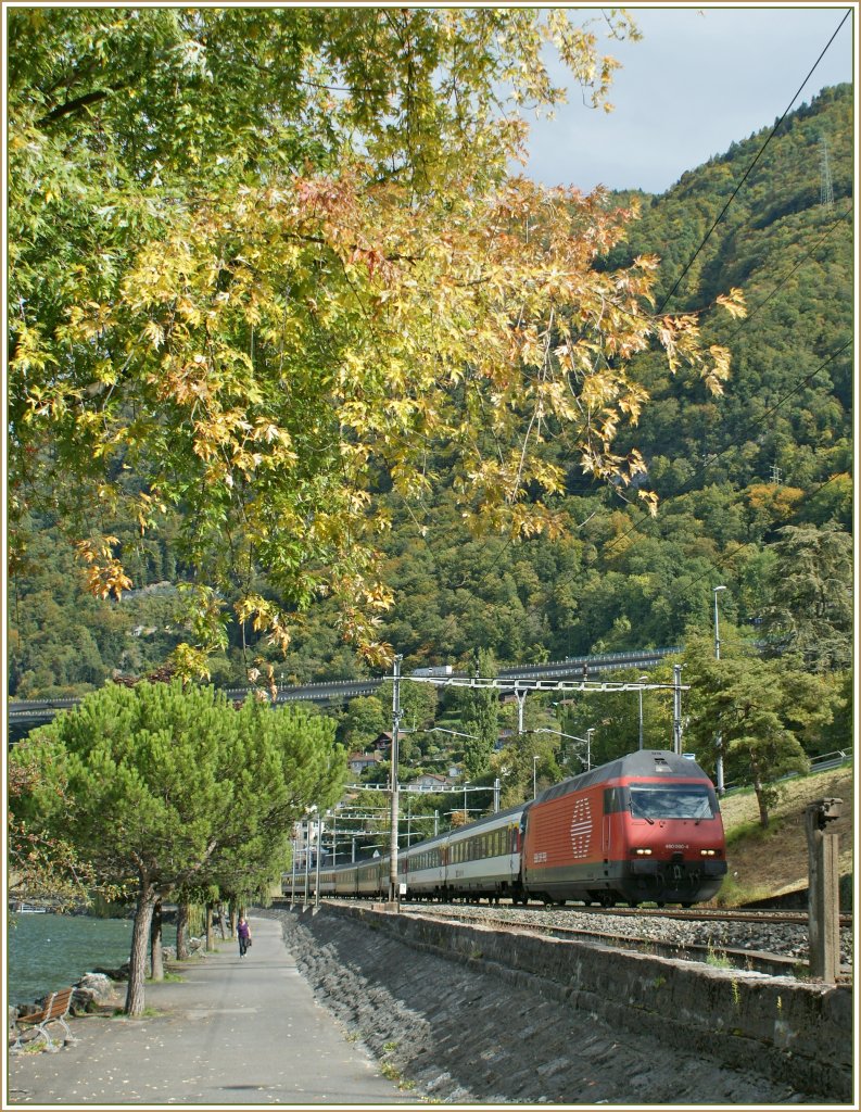 SBB Re 460 090-4 with an IR to Brig by Villeneuve. 
04.10.2010