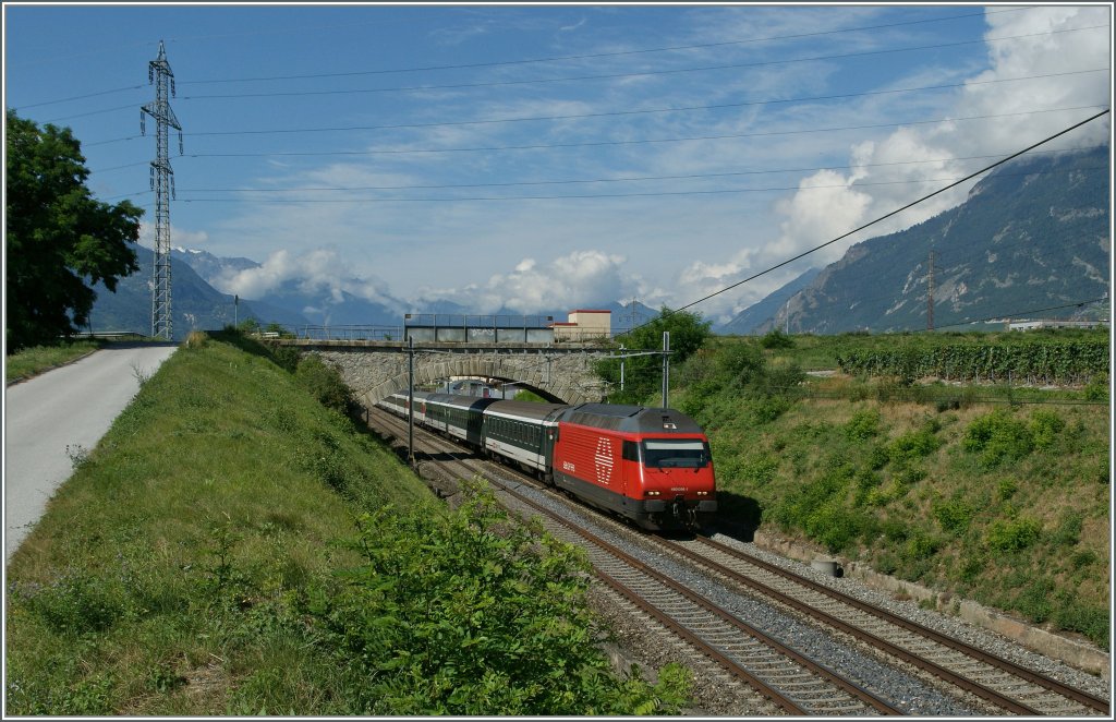 SBB Re 460 096-1 with an IR to Brig by Chamoson.
22.07.2012