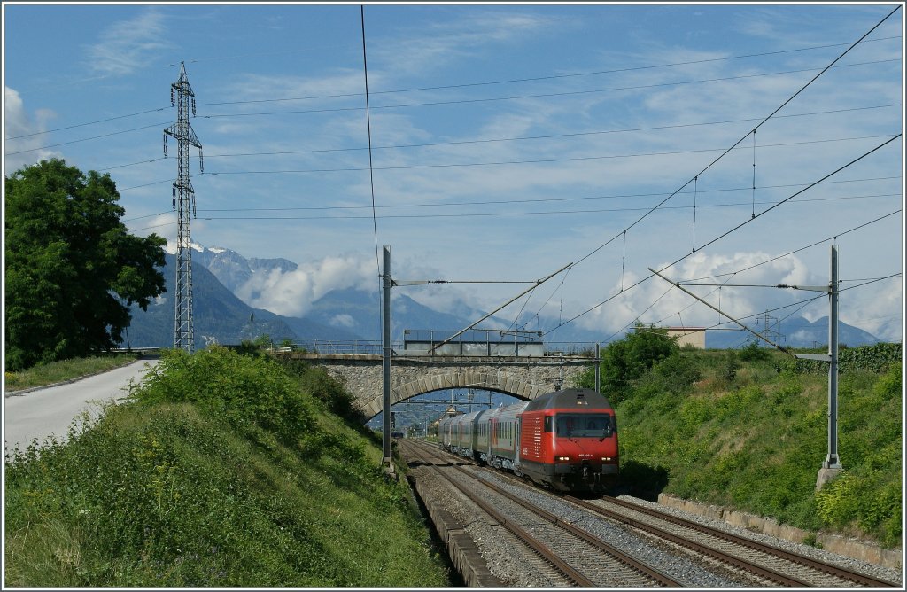 SBB Re 460 108-4 with the Russian sleeping cars (WLABmz 62 85 78-90 007-6, 008-4 005-0, 006-8 and 003-5 by a test run by Chamonson.
22.07.2012