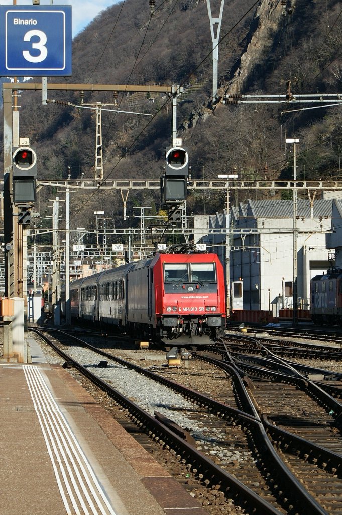 SBB Re 484 014 with a IR to Milano in Bellinzona.
22.01.2009