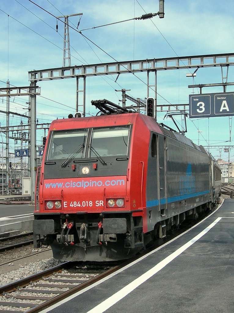 SBB Re 484 018 in the  Cisaplino  Color in Geneva. 
31.03.2007