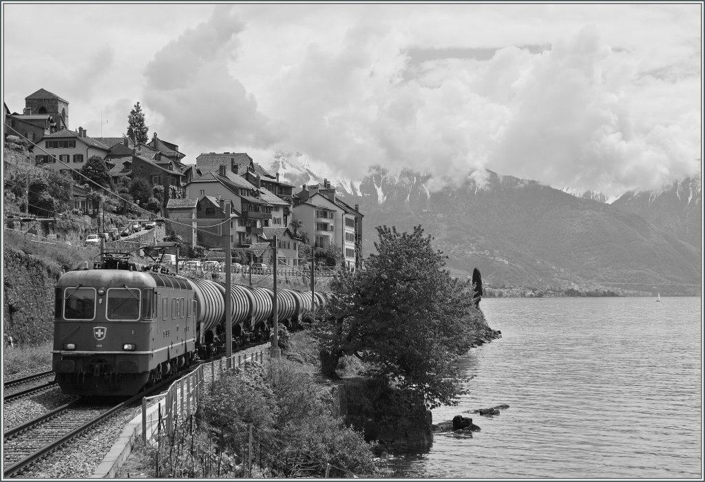 SBB Re 6/6 with a Cargo Train by St-Saphorin.
30. 05. 2013