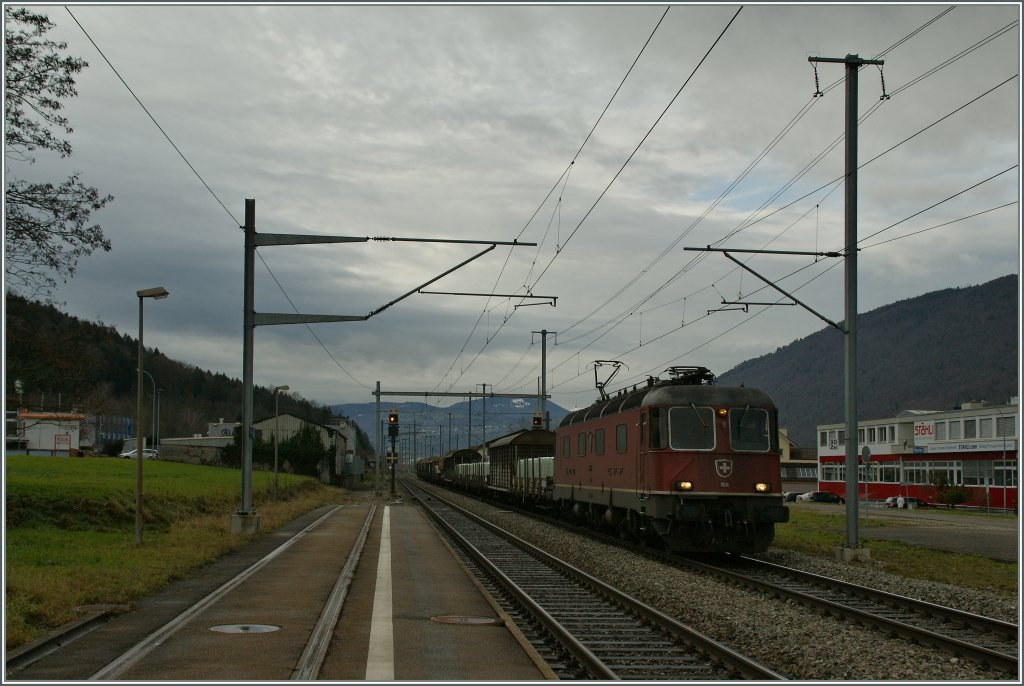 SBB Re 6/6 with a Cargo train by Pieterlen.
13.12.2011