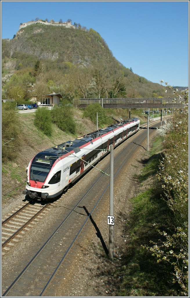 SBB Seehas Flirt 526 654-9 by Singen in the background the Hohentwil.
07.04.2011