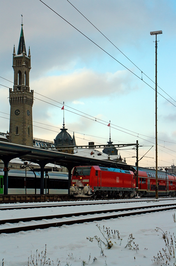 Schwarzwaldbahn: 146 231-6 (a Bombardier TRAXX P160 AC) with RE 5311 (Karlsruhe - Offenburg - Villingen - Singen - Konstanz - Kreuzlingen (CH)) when it stops at the station Konstanz on 08.12.2012.