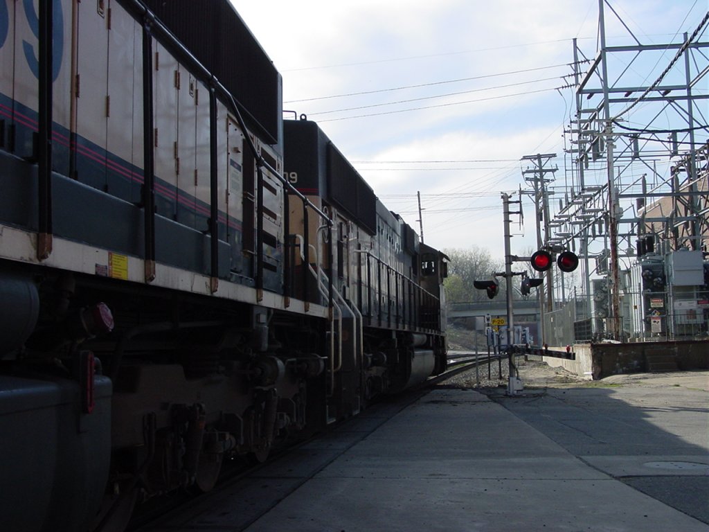 SD70MAC pair Burlington Northern 9709 & 9689 roll along Market Street in downtown Burlington, Iowa, westbound with 117 empty aluminum coal cars bound for Wright, Wyoming's coal fields.