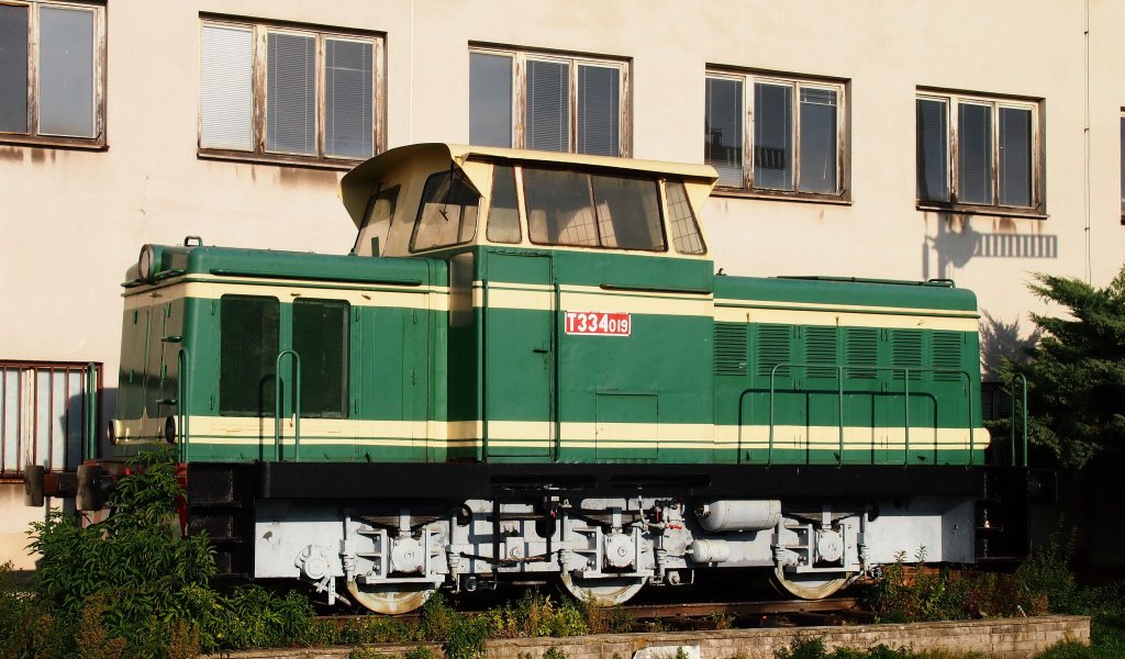 Shunting locomotive T334 019 at the railway station Kladno in 2012:10:18