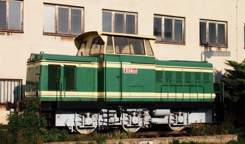 Shunting locomotive T334 019 at the railway station Kladno in 2012:10:18