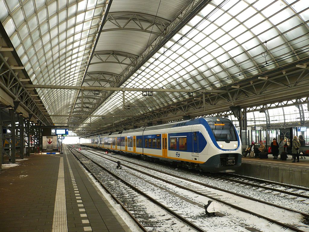 SLT-4 2458 and SLT-6 2605 track 10 Amsterdam Central Station 23-01-2013.