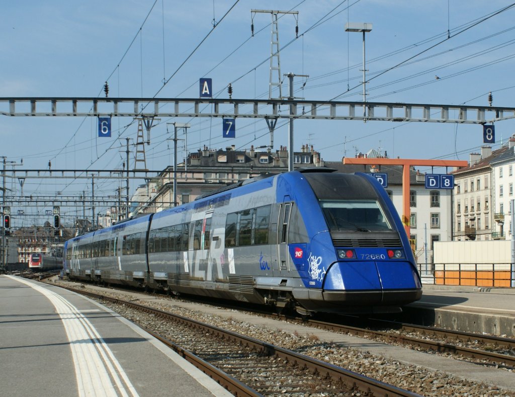 SNCF 72680 from Grenoble is arriving in Geneva.
30.06.2009